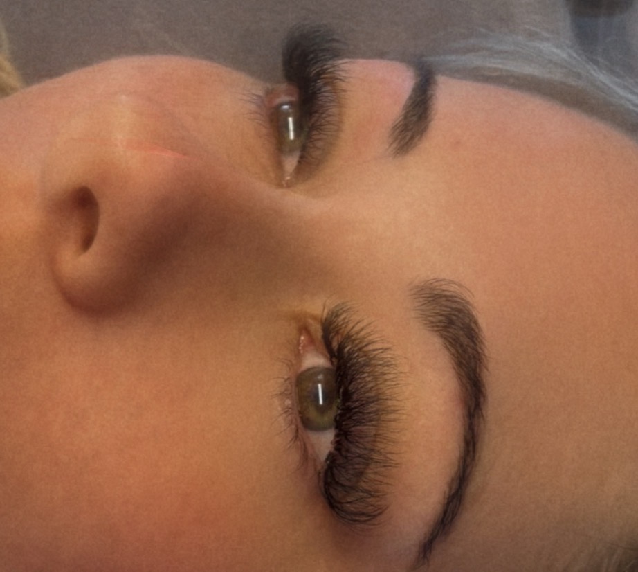 Laminated and sculpted eyebrows